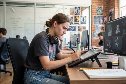 Jeune femme en train de dessiner sur tablette dans salle moderne